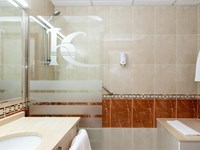 ¿Buscas un hotel con habitaciones familiares cerca de Santiago?