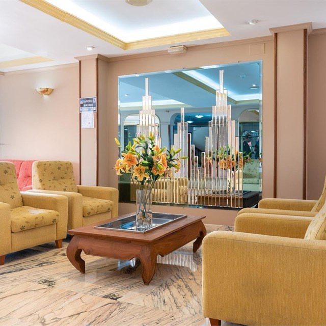 ¿Buscas un hotel con salas de reuniones en Santiago?