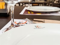 Disfruta de la comodidad de un hotel con restaurante propio en Santiago