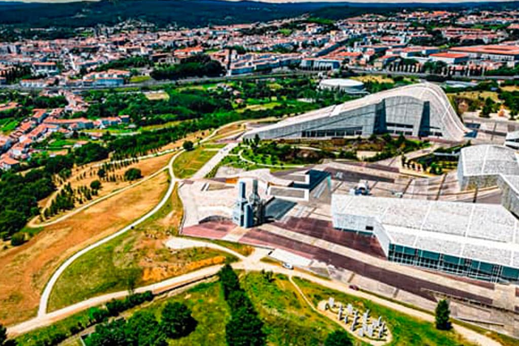 Ciudad de la Cultura en Santiago de Compostela, diseñada por Peter Eisenman, cerca del Hotel Castro