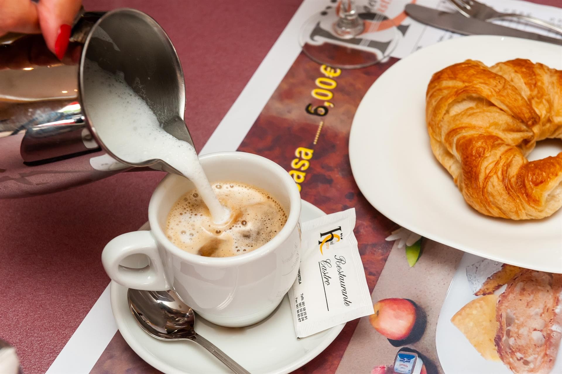 Desayuno continental en hotel con desayuno incluido en Santiago de Compostela